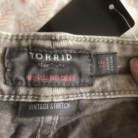Torrid MidRise Vintage Stretch Shorts Size 18 NWT Smokestack - Picture 3 of 6